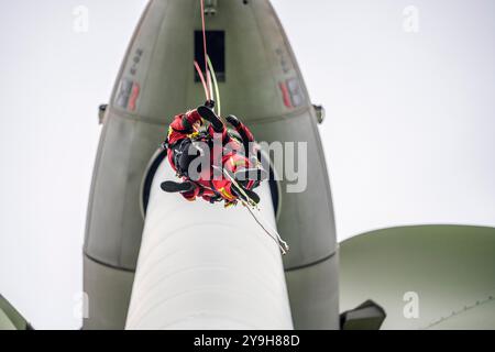 I soccorritori in altezza dei vigili del fuoco professionisti di Gelsenkirchen praticano la discesa da una turbina eolica da un'altezza di 110 metri dopo il salvataggio Foto Stock