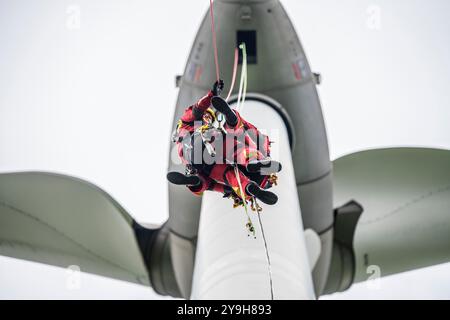 I soccorritori in altezza dei vigili del fuoco professionisti di Gelsenkirchen praticano la discesa da una turbina eolica da un'altezza di 110 metri dopo il salvataggio Foto Stock