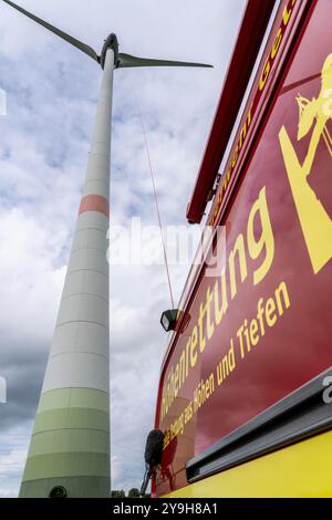 I soccorritori in altezza dei vigili del fuoco professionisti di Gelsenkirchen praticano la discesa da una turbina eolica da un'altezza di 110 metri dopo il salvataggio Foto Stock