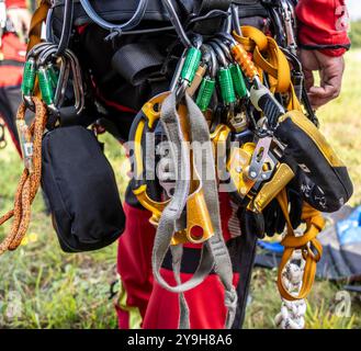 Attrezzatura dei soccorritori in altezza dei vigili del fuoco professionali di Gelsenkirchen, che praticano la discesa da una turbina eolica da un'altezza di 110 mete Foto Stock