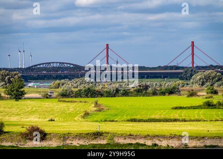 Reno a Duisburg-Beeckerwerth, vista sui prati del Reno, sul ponte ferroviario Haus-Knipp e sul ponte autostradale Beeckerwerth sul Reno, A42, Foto Stock