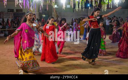 Beawar, Rajasthan, India, 9 ottobre 2024: I bambini eseguono la danza "garba" durante le celebrazioni del festival Navratri a Beawar. Crediti: Sumit Saraswat / Alamy Live News Foto Stock