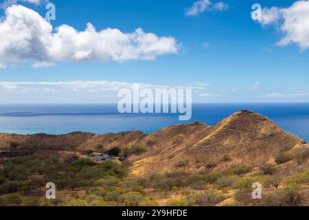 Storici bunker militari in cima all'iconico monumento statale di Diamond Head, costruito nei primi anni '1900 come parte del sistema di difesa costiera di Oahu. Testa diamantata Foto Stock