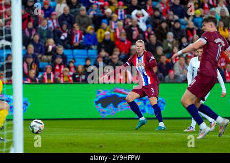 Oslo 20241010. Erling Braut Haaland norvegese durante la partita di calcio della Nations League tra Norvegia e Slovenia allo stadio Ullevaal. Foto: Terje Pedersen / NTB Foto Stock