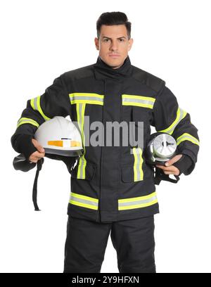 Ritratto del vigile del fuoco in uniforme con casco e maschera antigas su sfondo bianco Foto Stock