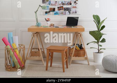 Interni eleganti con sgabello, tavolo, impianto domestico e pannello visivo Foto Stock