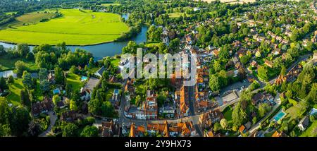 Veduta aerea di Wargrave, un villaggio storico e parrocchia civile nel Berkshire, Inghilterra, Regno Unito Foto Stock