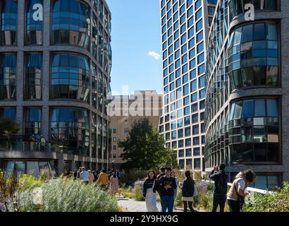 Thomas Heatherwick ha progettato torri residenziali con finestre a botte lungo la High Line a W. 18th St., 2023, NYC, USA Foto Stock