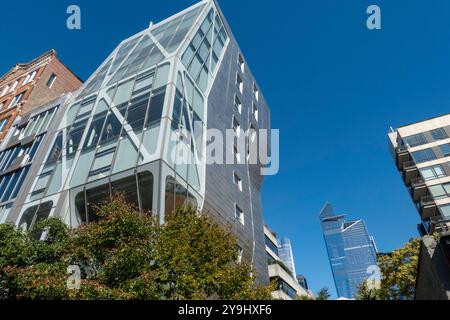 Edifici moderni adiacenti alla High Line nel quartiere di Chelsea, 2024, New York City, USA Foto Stock