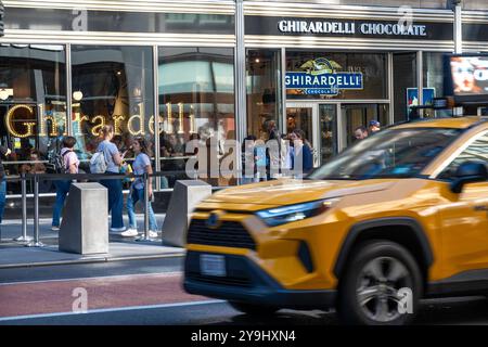 Una Ghirardelli Chocolate & Ice Cream Shop ha aperto nell'Empire State Building a New York City, 2024, USA Foto Stock