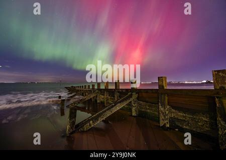 Edimburgo, Regno Unito. 10 ottobre 2024 nella foto: L'aurora boreale visibile su un groyne sulla spiaggia di Portobello vicino Edimburgo. L'aurora boreale (o aurora boreale) era visibile su gran parte del Regno Unito. Crediti: Rich Dyson/Alamy Live News Foto Stock