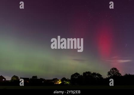 Cambridge, Regno Unito. 10 ottobre 2024. L'aurora boreale illumina il cielo notturno di Caldecote, nel Cambridgeshire meridionale. Crediti: Chris Radburn/Alamy Live News Foto Stock