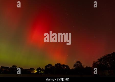 Cambridge, Regno Unito. 10 ottobre 2024. L'aurora boreale illumina il cielo notturno di Caldecote, nel Cambridgeshire meridionale. Crediti: Chris Radburn/Alamy Live News Foto Stock