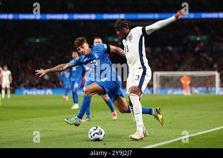 Wembley Stadium, Londra, Regno Unito. 10 ottobre 2024. Nations League, League B, gruppo 2 International Football, Inghilterra contro Grecia; Noni Madueke dell'Inghilterra affronta Lazaros Rota della Grecia Credit: Action Plus Sports/Alamy Live News Foto Stock