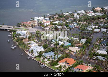 Siesta Key, Stati Uniti. 10 ottobre 2024. Vista aerea di Siesta Key sommersa dall'ondata di tempesta dall'uragano Milton, 10 ottobre 2024 a Siesta Key, Florida. Milton sbatté direttamente su Siesta Key, come uragano di categoria 3. Crediti: Sergente Neysa Huertas Quinones/US Army Photo/Alamy Live News Foto Stock