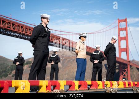 San Francisco, California, Stati Uniti. 6 ottobre 2024. Marinai e marines trasportano le rotaie sulla piattaforma di volo a bordo della portaerei d'assalto anfibio USS Tripoli (LHA 7) mentre entrano a San Francisco per la San Francisco Fleet Week (SFFW), 6 ottobre 2024. SFFW è un'opportunità per il pubblico americano di incontrare le squadre della Marina, del corpo dei Marines e della Guardia Costiera e di sperimentare i servizi marittimi americani. Durante la settimana delle flotte, i membri del servizio partecipano a vari eventi di assistenza alla comunità, espongono capacità e attrezzature alla comunità e apprezzano l'ospitalità della città e delle aree circostanti. Tripoli è una AM Foto Stock