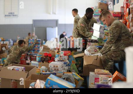 Stati Uniti. 6 ottobre 2024. Soldati dell'esercito degli Stati Uniti della 161st Engineer Support Company (Airborne), aiutano a organizzare donazioni a Spruce Pine, Carolina del Nord, ottobre. 6, 2024. Come parte della nostra missione di difesa interna, il Dipartimento della difesa, attraverso il comando del Nord degli Stati Uniti e a sostegno della FEMA, fornisce il supporto necessario alle autorità civili sulla scia di eventuali disastri naturali, quando indicato e approvato dal Segretario della difesa. Gli sforzi collaborativi di risposta dell'intero governo con i partner interagenzie dimostrano le nostre capacità nazionali e la nostra resilienza. (Immagine di credito: © U.S. Army Foto Stock