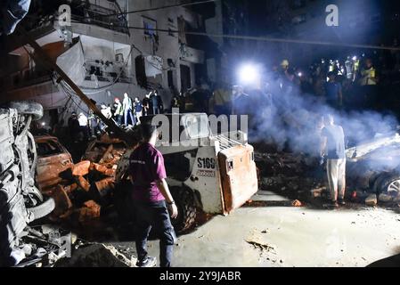 Beirut, Libano. 10 ottobre 2024. Le squadre libanesi di difesa civile e di emergenza conducono un'operazione di ricerca e salvataggio a seguito dell'attacco aereo israeliano nella zona di Nowayri di Beirut, la capitale del Libano, giovedì 10 ottobre 2024. tra le vittime vi sono almeno 22 bambini e donne, decine di feriti e un edificio preso di mira dall'attacco è stato distrutto, mentre i veicoli e le case circostanti sono stati danneggiati. Foto di Fadel Itani/ credito: UPI/Alamy Live News Foto Stock