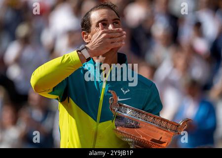 Parigi, Francia. 10 ottobre 2024. **** Archivio Rafael Nadal ritira**** Rafael Nadal festeggia con il Trofeo dopo aver vinto l'Open di Francia, Roland Garros 2022, l'ultima volta che ha vinto il torneo, dopo aver vinto la partita di tennis contro Casper Ruud 3-0 (6-3 6-3 6-0) tenutasi a Parigi, Francia. Richard Callis/Fotoarena (Richard Callis/SPP) credito: SPP Sport Press Photo. /Alamy Live News Foto Stock