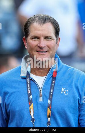 Kansas City, Missouri, Stati Uniti. 10 ottobre 2024. Ex giocatore dei Kansas City Royals Mike Sweeney prima della gara 4 delle American League Division Series contro i New York Yankees al Kauffman Stadium di Kansas City, Missouri. David Smith/CSM (immagine di credito: © David Smith/Cal Sport Media). Crediti: csm/Alamy Live News Foto Stock