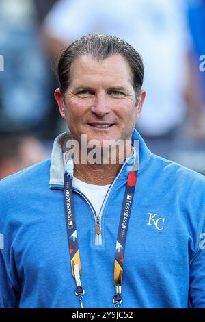 Kansas City, Missouri, Stati Uniti. 10 ottobre 2024. Ex giocatore dei Kansas City Royals Mike Sweeney prima della gara 4 delle American League Division Series contro i New York Yankees al Kauffman Stadium di Kansas City, Missouri. David Smith/CSM/Alamy Live News Foto Stock