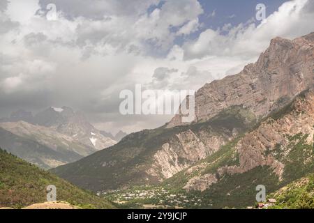 Cime ricoperte di nuvole e verdi pendii boscosi del Bois du Clot, Alpi francesi Foto Stock