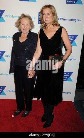 Manhattan, Stati Uniti d'America. 17 dicembre 2014. NEW YORK, NY - 16 DICEMBRE: Ethel Kennedy, Kerry Kennedy partecipa al Gala RFK Ripple of Hope del 2014 al New York Hilton il 16 dicembre 2014 a New York City persone: Ethel Kennedy, Kerry Kennedy Credit: Storms Media Group/Alamy Live News Foto Stock