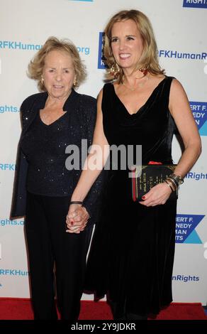 Manhattan, Stati Uniti d'America. 17 dicembre 2014. NEW YORK, NY - 16 DICEMBRE: Ethel Kennedy, Kerry Kennedy partecipa al Gala RFK Ripple of Hope del 2014 al New York Hilton il 16 dicembre 2014 a New York City persone: Ethel Kennedy, Kerry Kennedy Credit: Storms Media Group/Alamy Live News Foto Stock