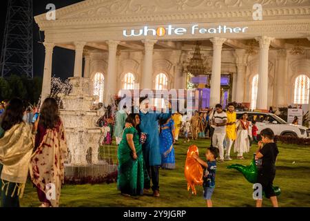 Bangalore, Karnataka, India. 10 ottobre 2024. Durga Puja è uno dei festival più importanti e gioiosi dell'India. È una festa che riunisce persone di ogni ceto sociale, piene di felicità, devozione e attività culturali. Questo festival, che onora la dea Durga, viene celebrato con immenso entusiasmo ogni anno. Electronic City Cultural Association celebra le celebrazioni Durga Puja/Dussehra al White Feather Convention Center, la celebrazione Durga Puja più votata e premiata di Bangalore. Md Zakir Hossain/Pacific Press (immagine di credito: © MD Zakir Hoss Foto Stock