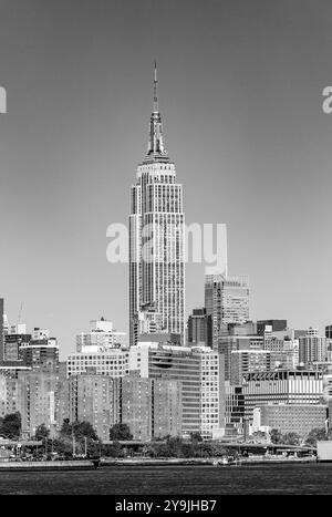 New York, USA - 23 ottobre 2015: L'Empire State Building brilla nel pomeriggio a New York, USA. L'Empire State Building è un Landmar di 102 piani Foto Stock