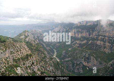 Il fiume turchese della Verdon Gorge si snoda attraverso la fitta vegetazione con le scogliere robuste - Vista aerea del paesaggio del Verdon Canyon Foto Stock