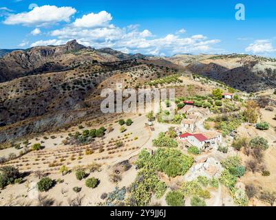 Montagne e oliveti intorno alla città fantasma da un drone, Pentedattilo Village, Calabria, Italia, Europa Foto Stock