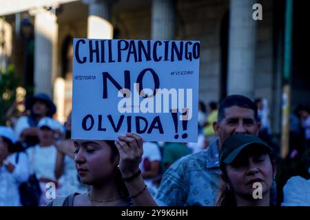 Chilpancingo, Guerrero, Messico. 10 ottobre 2024. Centinaia di cittadini di Chilpancingo Guerrero hanno marciato per la pace in città e la giustizia per l'omicidio dell'ex sindaco Alejandro Arcos CatlÃ¡n, che è stato ucciso violentemente il 6 ottobre.con striscioni che chiedevano giustizia per Alex e che chiedevano alle autorità di ri-vittimizzare il catalano Hernandez, la gente ha urlato giustizia e il presidente Alejandro. (Immagine di credito: © David Juarez/ZUMA Press Wire) SOLO PER USO EDITORIALE! Non per USO commerciale! Foto Stock