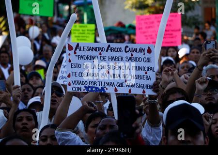 Chilpancingo, Guerrero, Messico. 10 ottobre 2024. Centinaia di cittadini di Chilpancingo Guerrero hanno marciato per la pace in città e la giustizia per l'omicidio dell'ex sindaco Alejandro Arcos CatlÃ¡n, che è stato ucciso violentemente il 6 ottobre.con striscioni che chiedevano giustizia per Alex e che chiedevano alle autorità di ri-vittimizzare il catalano Hernandez, la gente ha urlato giustizia e il presidente Alejandro. (Immagine di credito: © David Juarez/ZUMA Press Wire) SOLO PER USO EDITORIALE! Non per USO commerciale! Foto Stock