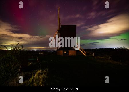 La spettacolare aurora boreale illumina il cielo in gran parte del Regno Unito. L'aurora boreale visibile sopra il mulino a vento Brill nel villaggio di Brill nel Buckinghamshire, 10 ottobre 2024, Regno Unito Foto Stock