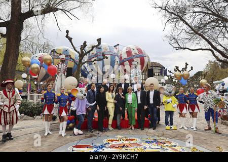 La famiglia Mack, gli operatori di Europapark Rust, con ospiti invitati alla presentazione dell'area tematica 2023 Foto Stock