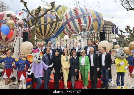 La famiglia Mack, gli operatori di Europapark Rust, con ospiti invitati alla presentazione dell'area tematica 2023 Foto Stock