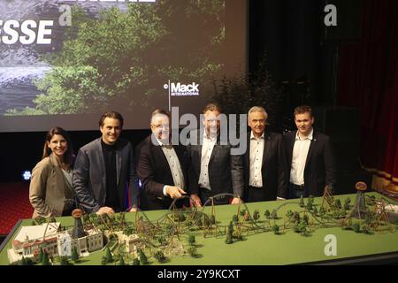 Il modello è già stato completato e la famiglia Mack, gli operatori di Europapark Rust, prevede di aprire la nuova montagna russa con i rappresentanti di Cro Foto Stock