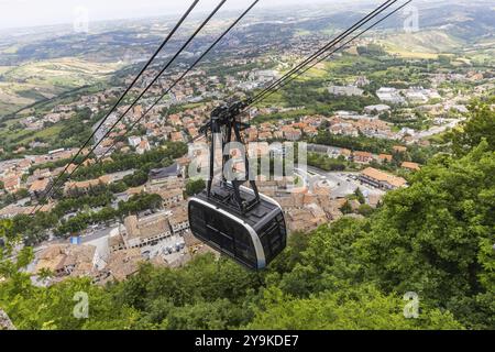Funivia di San Marino, funivia per la montagna più alta di San Marino sul Monte Titano. Vista della città di San Marino, San Mariono Foto Stock