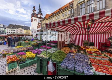 Mercato settimanale, commercializzazione diretta di frutta e verdura a Neumarkt. Vista sulla città con il vecchio municipio. Chemnitz, Sassonia, Germania, Europa Foto Stock