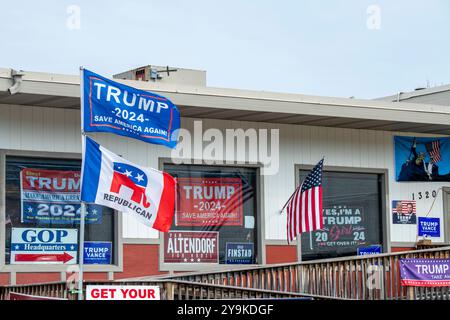 Red Wing, Minnesota. Sede centrale della GOP. Negozio a tema Trump con bandiere e cartelli. Foto Stock