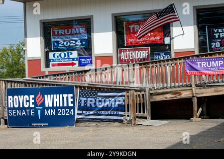 Red Wing, Minnesota. Bandiera americana sventolata fuori dal negozio a tema Trump. Presso la sede della GOP. Foto Stock