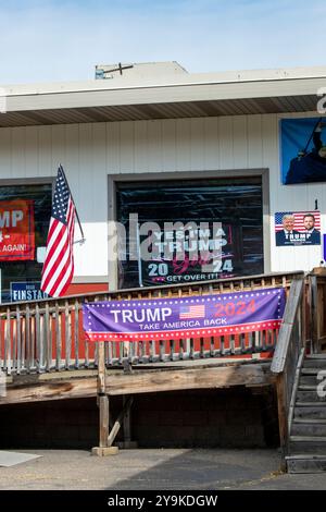 Red Wing, Minnesota. Bandiera americana sventolata fuori dal negozio a tema Trump. Presso la sede della GOP. Foto Stock