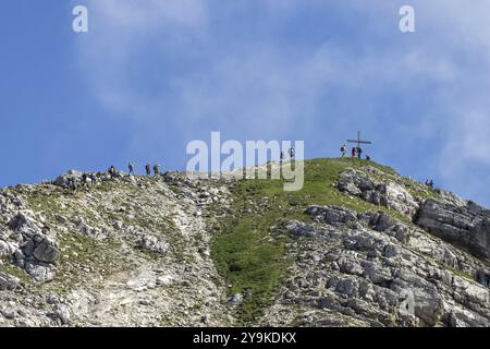 Alpinisti sull'Hindelanger via ferrata, Allgaeu Alps, Allgaeu, Baviera, Germania, Europa Foto Stock