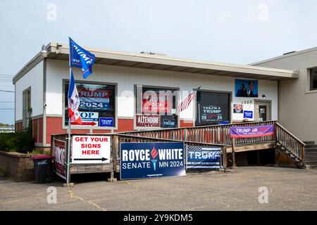 Red Wing, Minnesota. Sede centrale della GOP. Negozio a tema Trump con bandiere e cartelli. Foto Stock