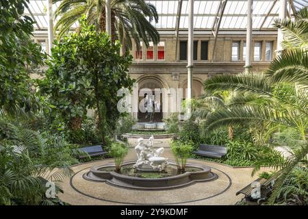 Sala centrale con cupola, giardino di palme, NY Carlsberg Glyptotek o New Carlsberg Glyptothek, museo d'arte per scultura e pittura, architetti Vilhelm Dah Foto Stock