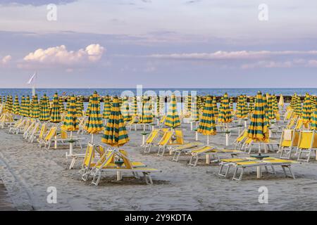 Spiaggia balneare sull'Adriatico in condizioni di maltempo. Tutte le sdraio sono gratuite. Bellaria-Igea Marina, Provincia di Rimini, Italia, Europa Foto Stock