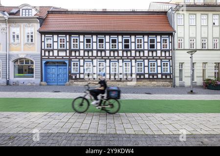 Parsonage della parrocchia di Kreuzkirch a Suhl. Edificio a metà in legno con motivi a scala Turingia, tipico portone con passaggio. Vista sulla città di Suhl Foto Stock