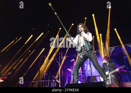 Alice Cooper vive in Too Close for comfort Tour al Max-Schmeling-Halle di Berlino su 09.10.2024 Foto Stock