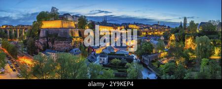 Granducato di Lussemburgo, skyline notturno della città a Grund lungo il fiume Alzette nel centro storico di Lussemburgo Foto Stock